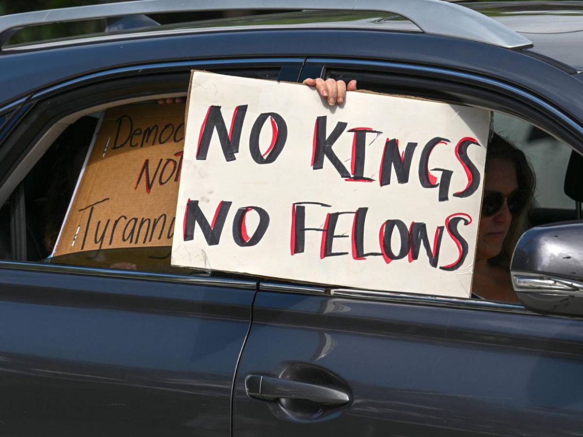Miles de personas en todo EE.UU. protestan contra Trump: No queremos Reyes