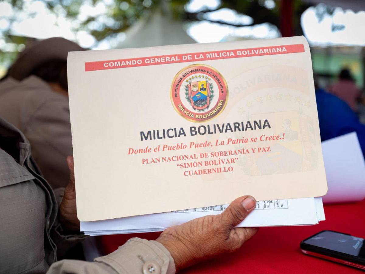 Chavistas acuden en Caracas a alistarse en la Milicia e instan a la población a sumarse