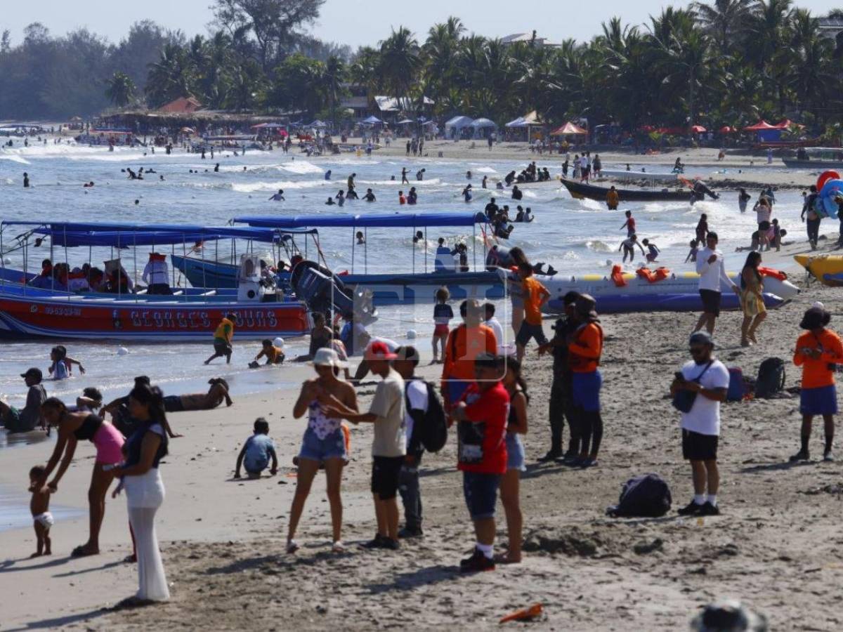 Playas de Tela siguen llenas en la recta final de Semana Santa