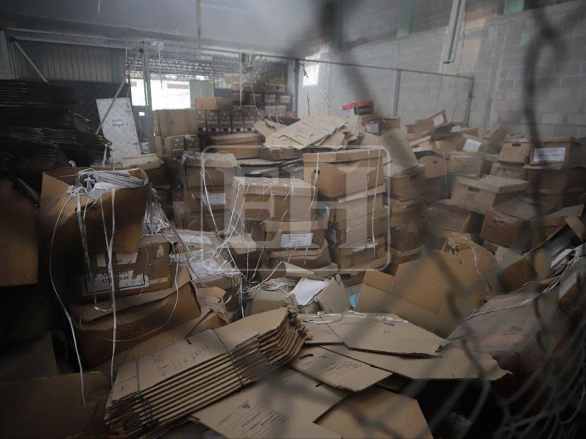 Incendio consume bodega de Migración en colonia Quezada, cerca del Juana Laínez