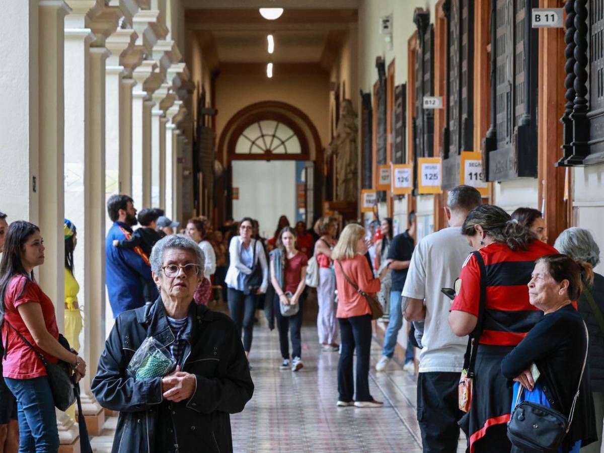 Votantes brasileños definen su futuro político en una segunda vuelta entre Lula y Bolsonaro