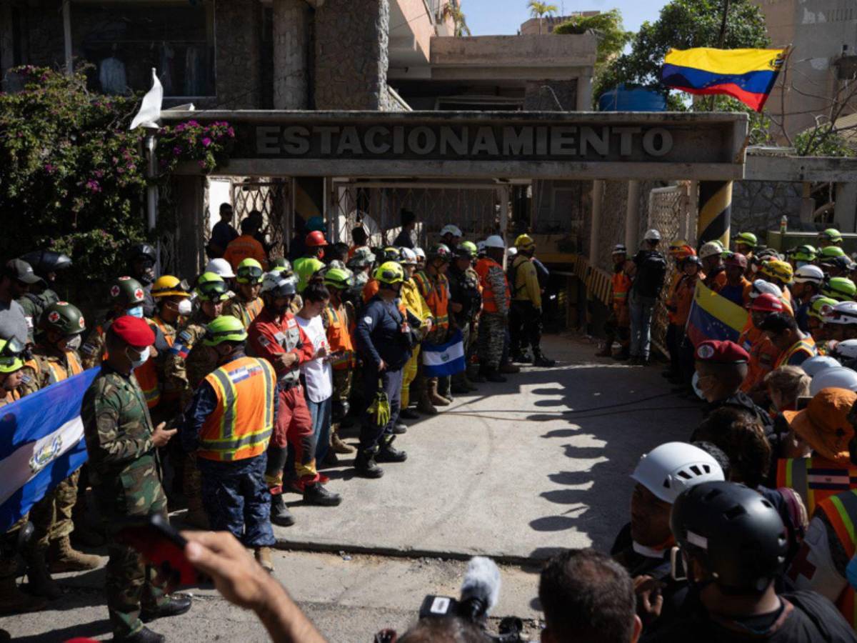 Venezuela condecora a rescatistas de más de 20 países por su apoyo tras los terremotos