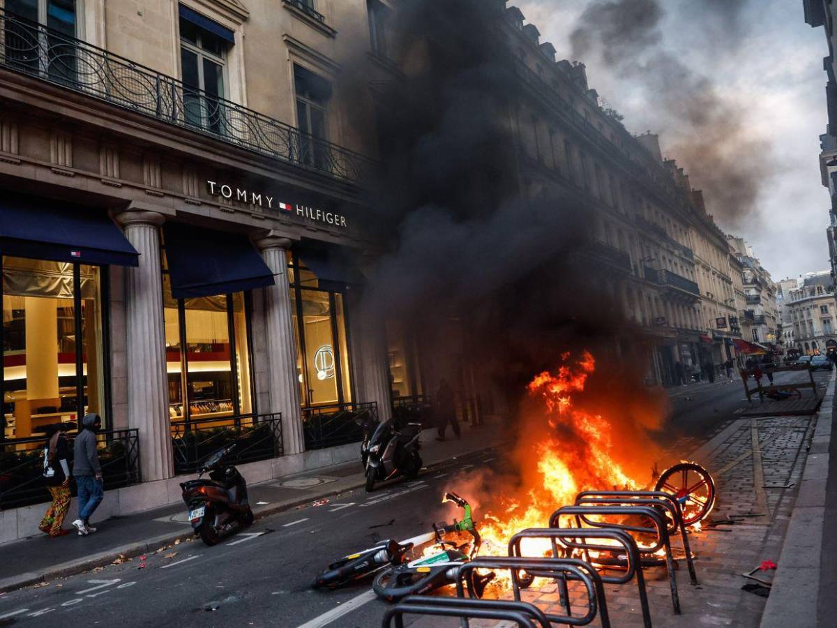 Francia anuncia toques de queda y Europa mira con inquietud la ola de disturbios