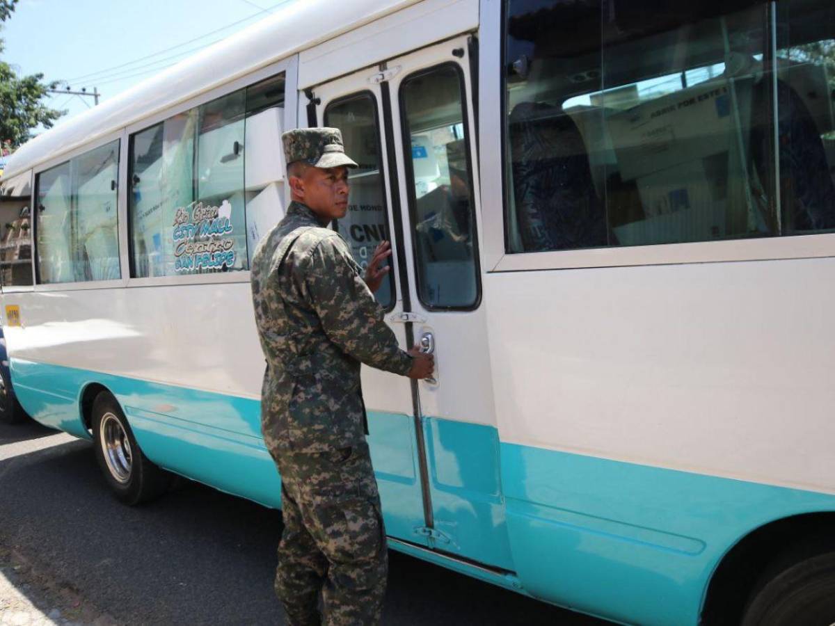 Amontonadas y en buses de ruta urbana trasladan maletas electorales a centros de votación