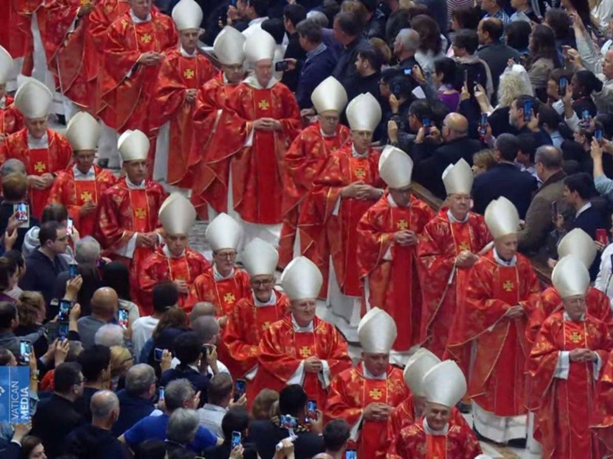 Con multitud de fieles y oraciones: así fue la misa Pro eligendo pontífice en el Vaticano