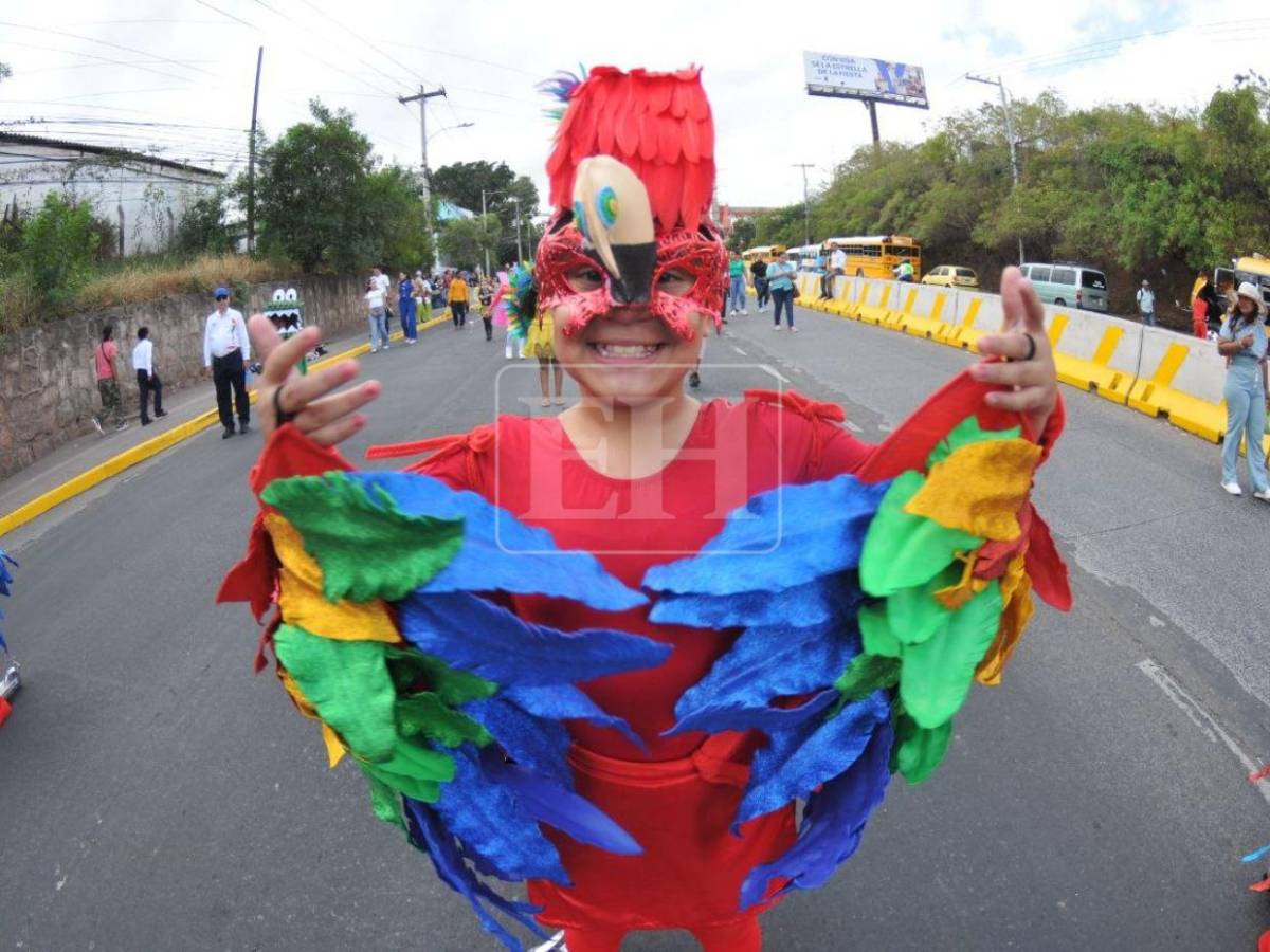 En fotos: los trajes típicos más destacados en los desfiles patrios de las escuelas en Tegucigalpa