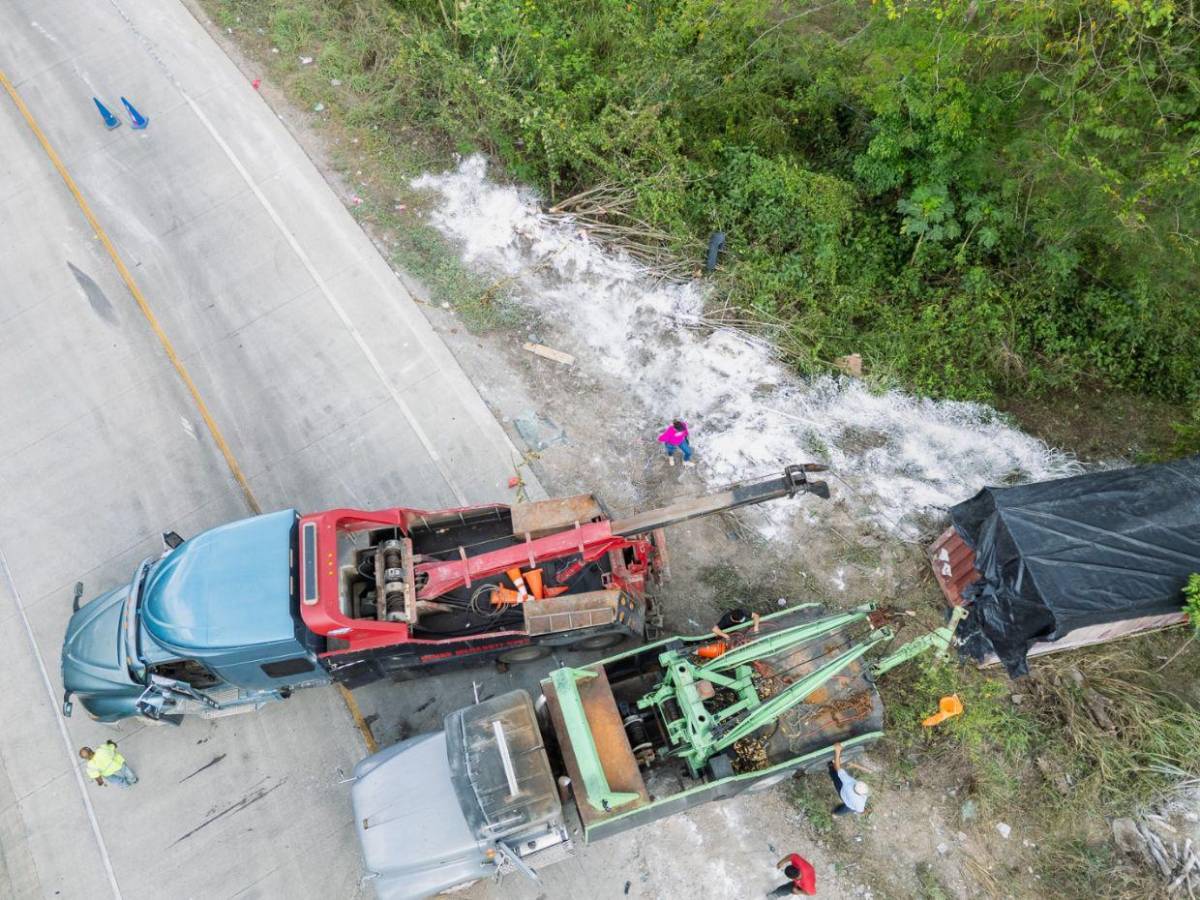 Cianuro esparcido, labores de limpieza y sin paso: fotos aéreas del accidente en Quimistán