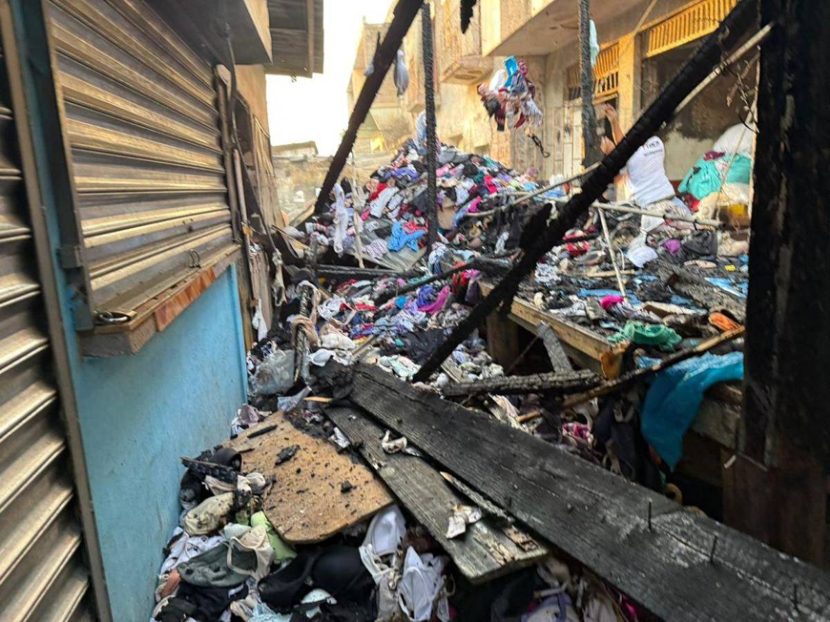 Bajo escombros quedan años de esfuerzo de vendedores tras incendio en el mercado Galindo
