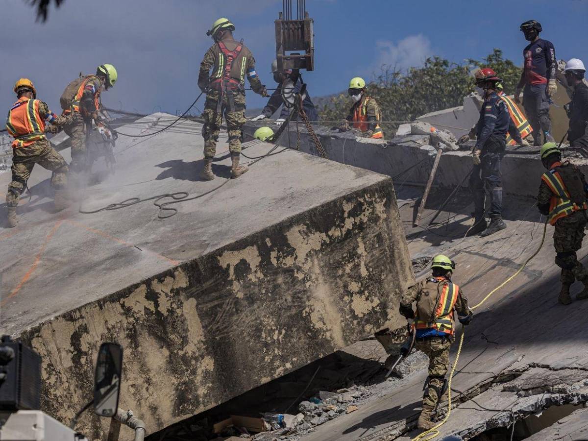 ¿Cómo es la labor de los rescatistas en Venezuela tras doble terremoto?