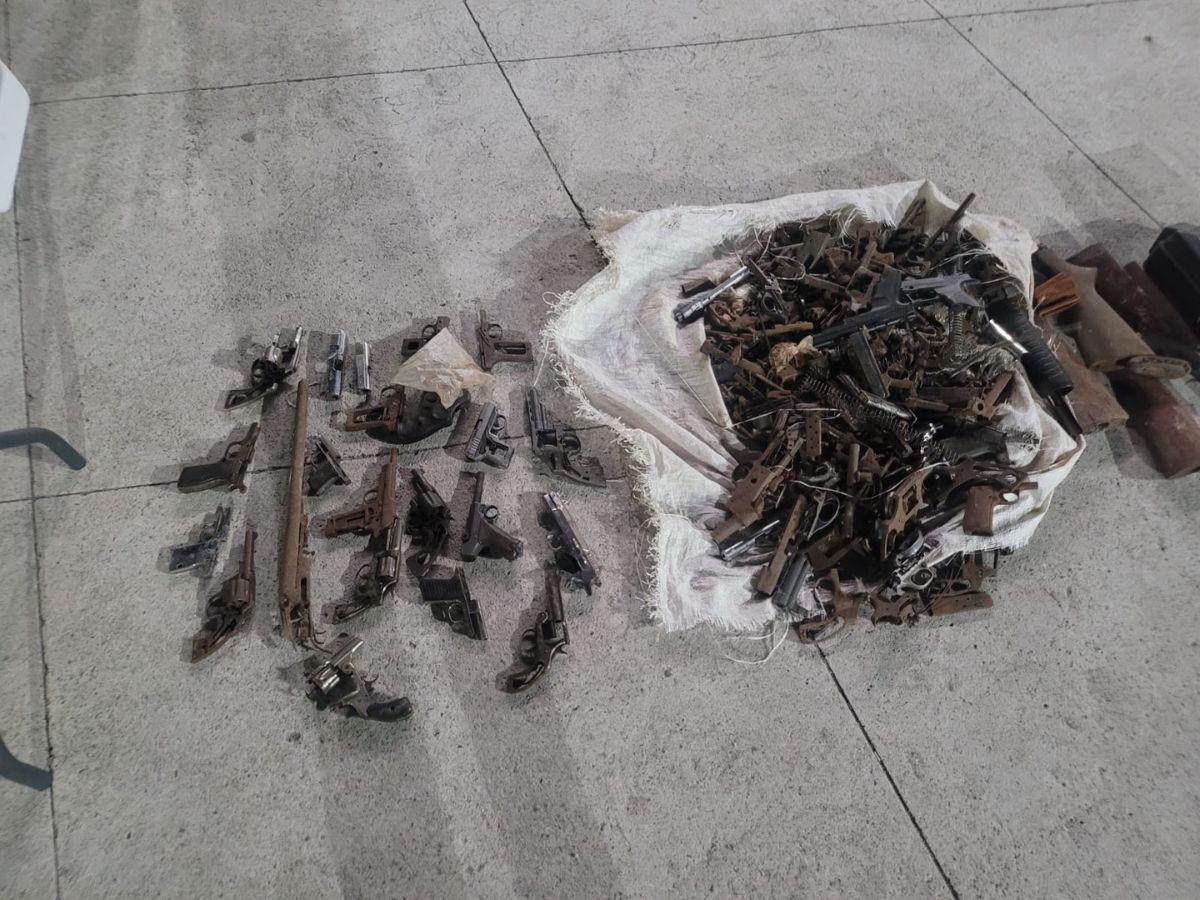 Decomisan arsenal de armas dentro de una casa en Olanchito, Yoro