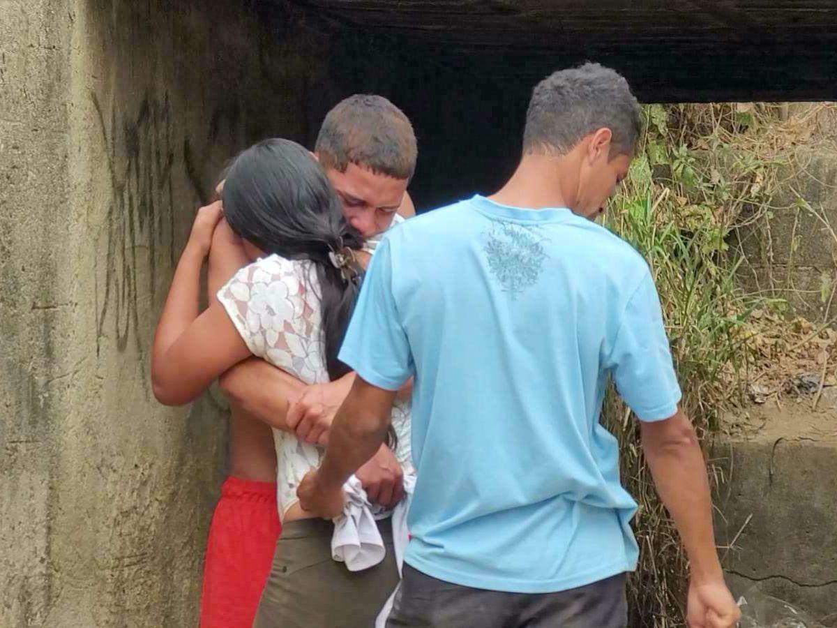 Los familiares llegaron al lugar de la escena y se mostraron consternados.