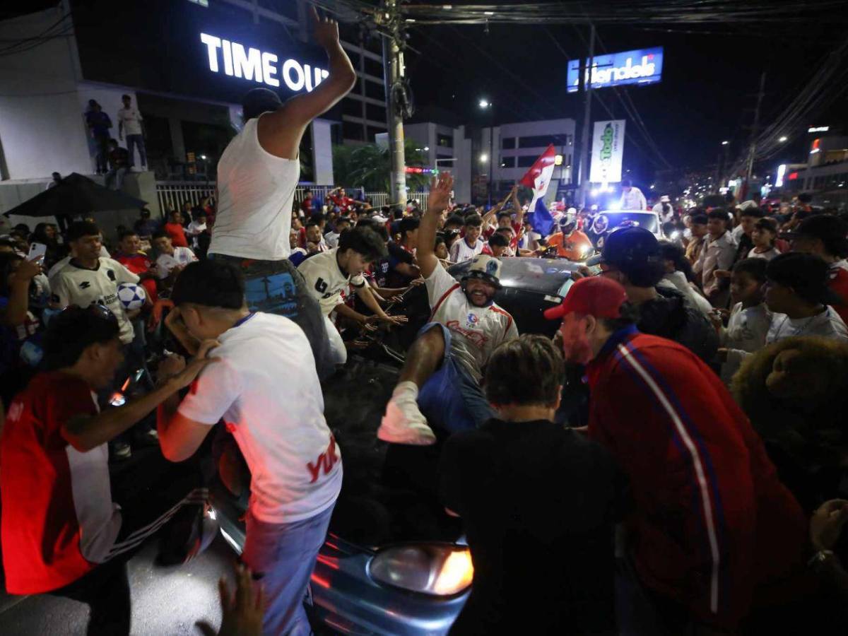 ¡Locura en bulevar Morazán! Así festejan los olimpistas el título 39