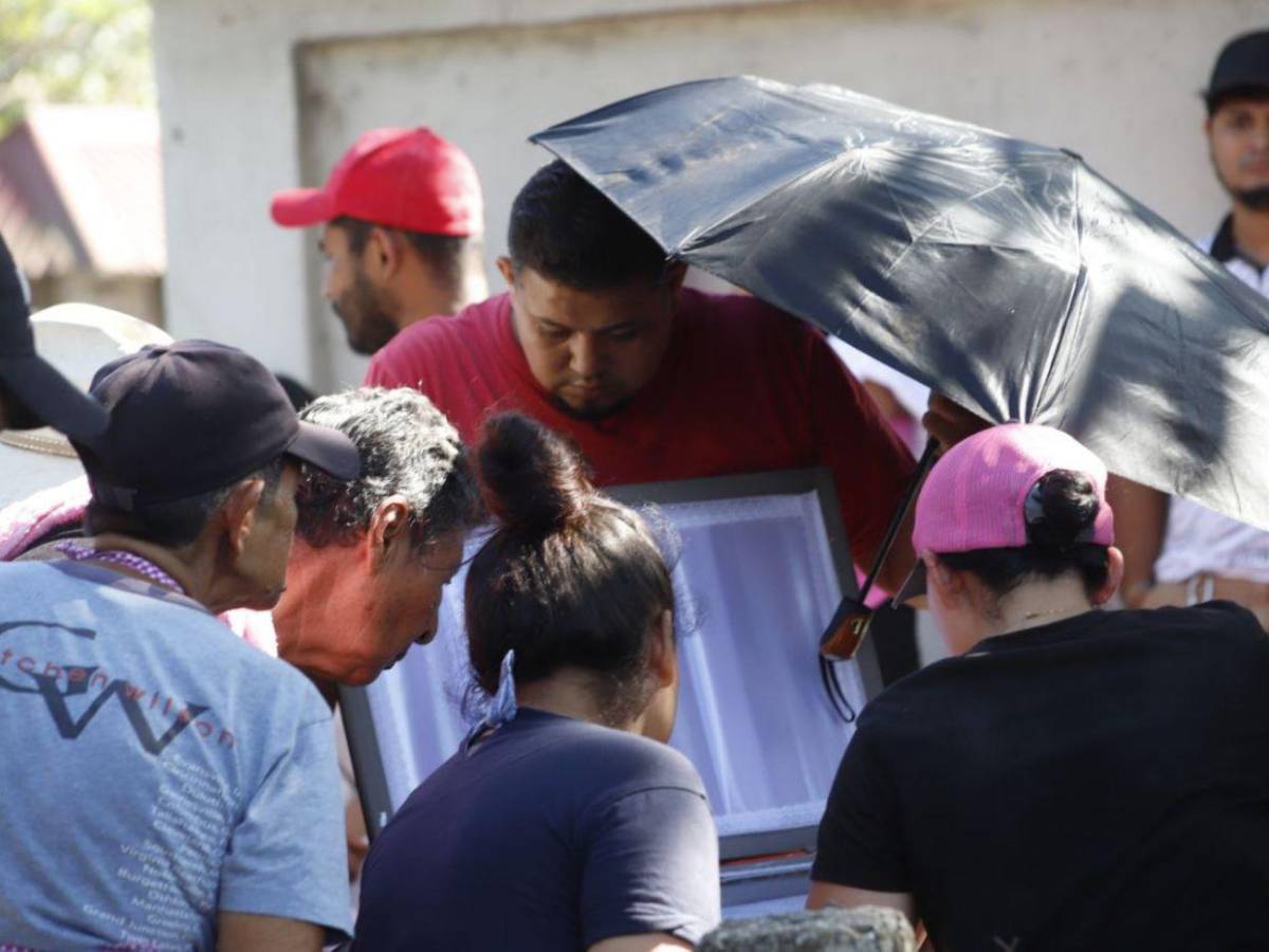 Así fue el desgarrador adiós a los cuatro hermanos asesinados en La Ceiba Así fue el desgarrador adiós a los cuatro hermanos asesinados en La Ceiba