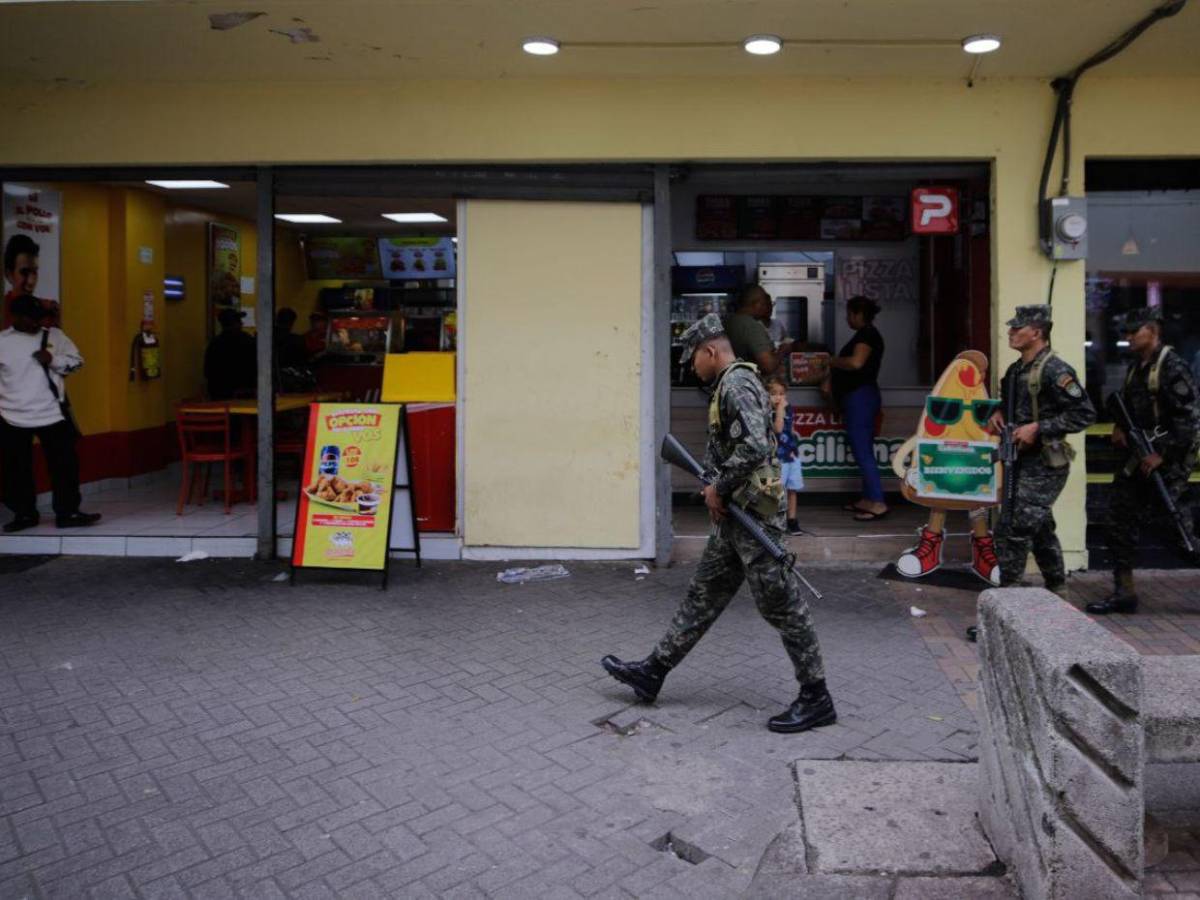Repleto de militares: Así luce el centro de la capital previo a transición del CN