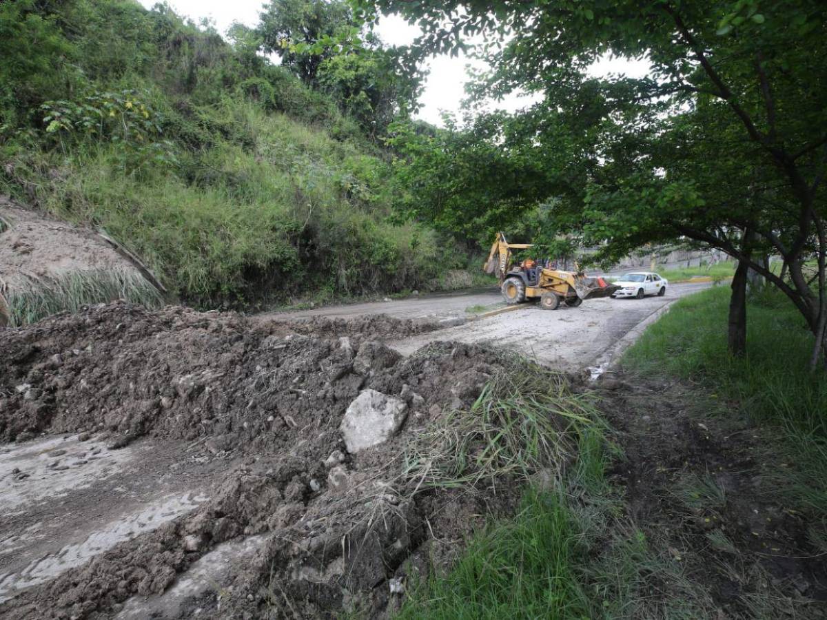 Derrumbe bloquea paso vehicular entre la Mayangle y el bulevar Fuerzas Armadas