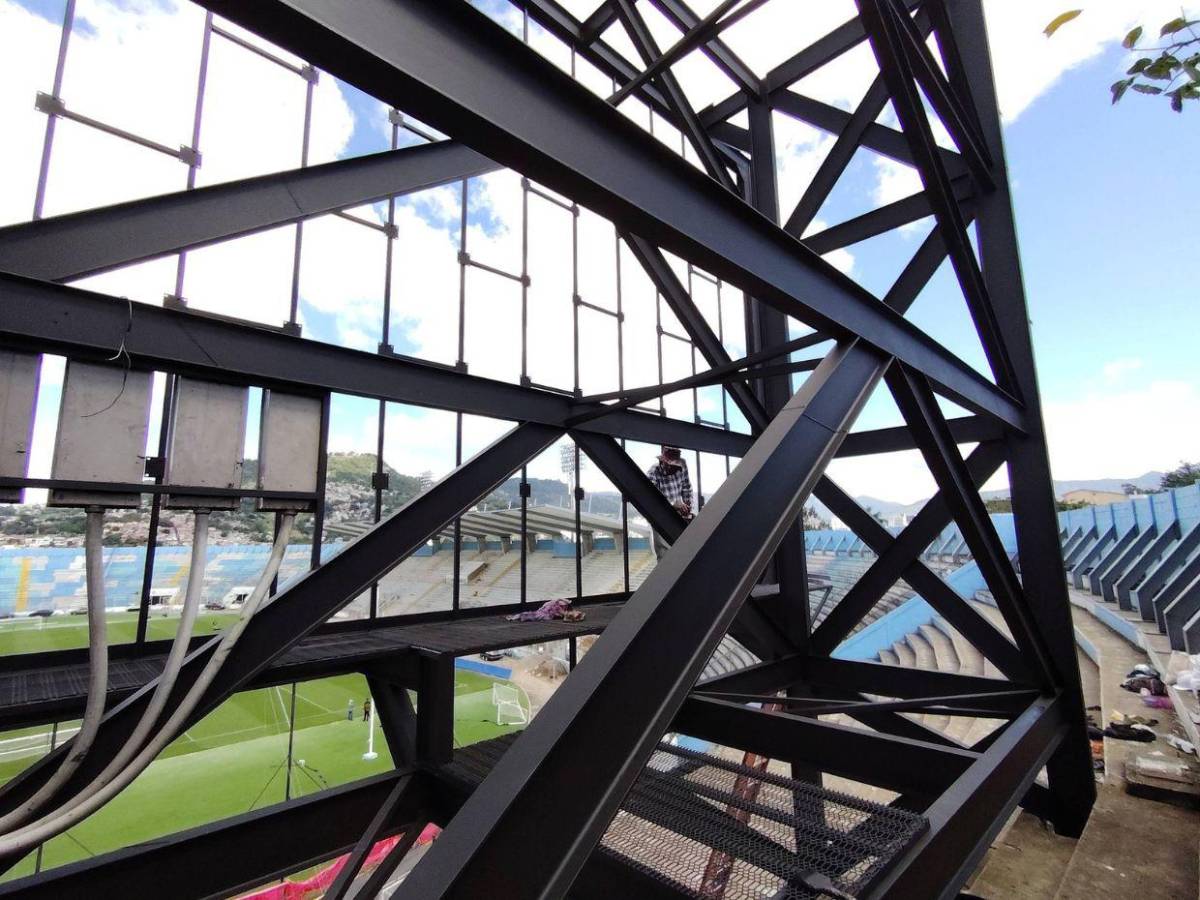 Así está quedando el Estadio Nacional de Tegucigalpa con las nuevas luces y pantalla gigante
