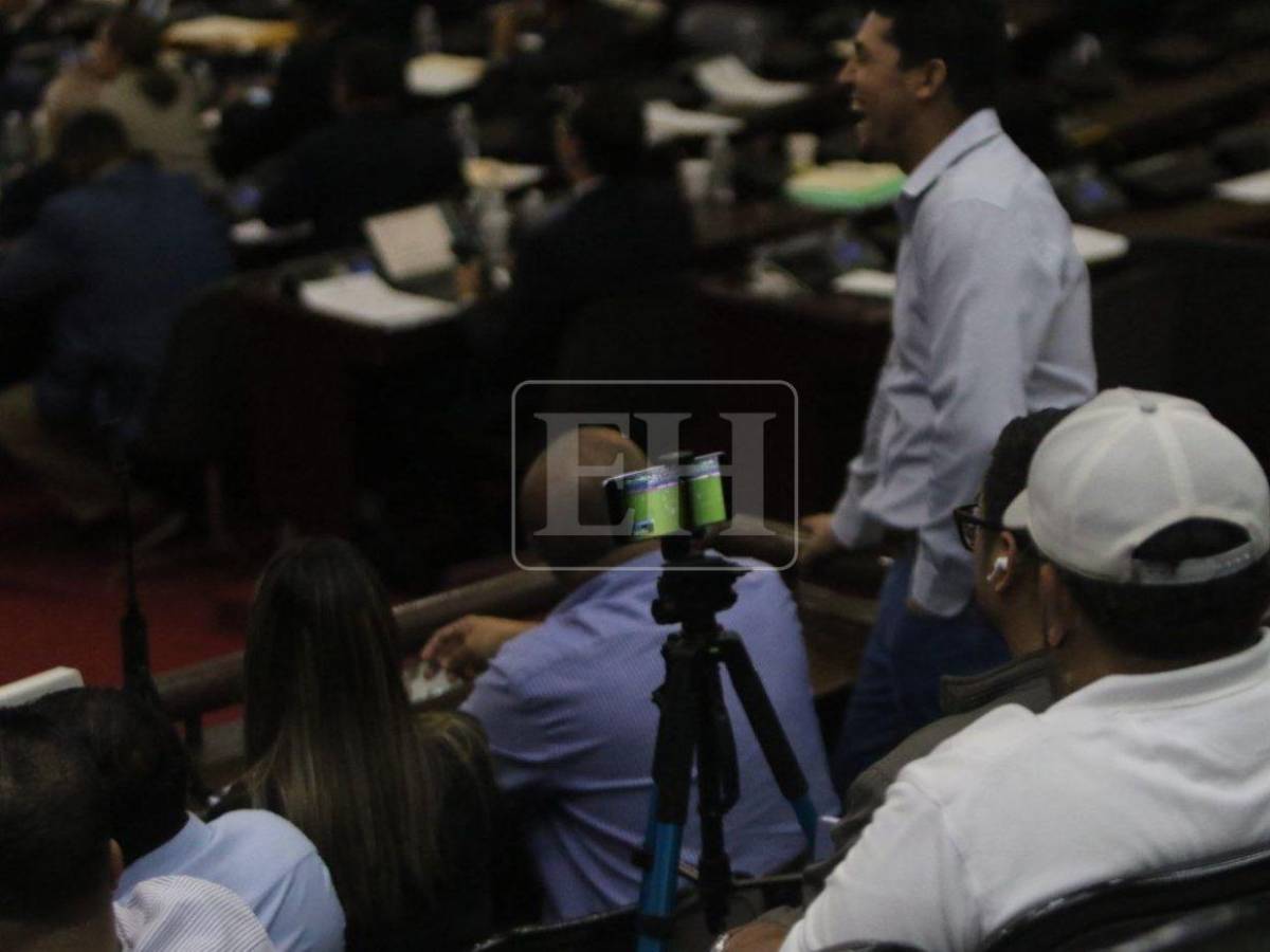Sesión del CN se realizó con diputados y periodistas viendo a Messi y Argentina en el Mundial