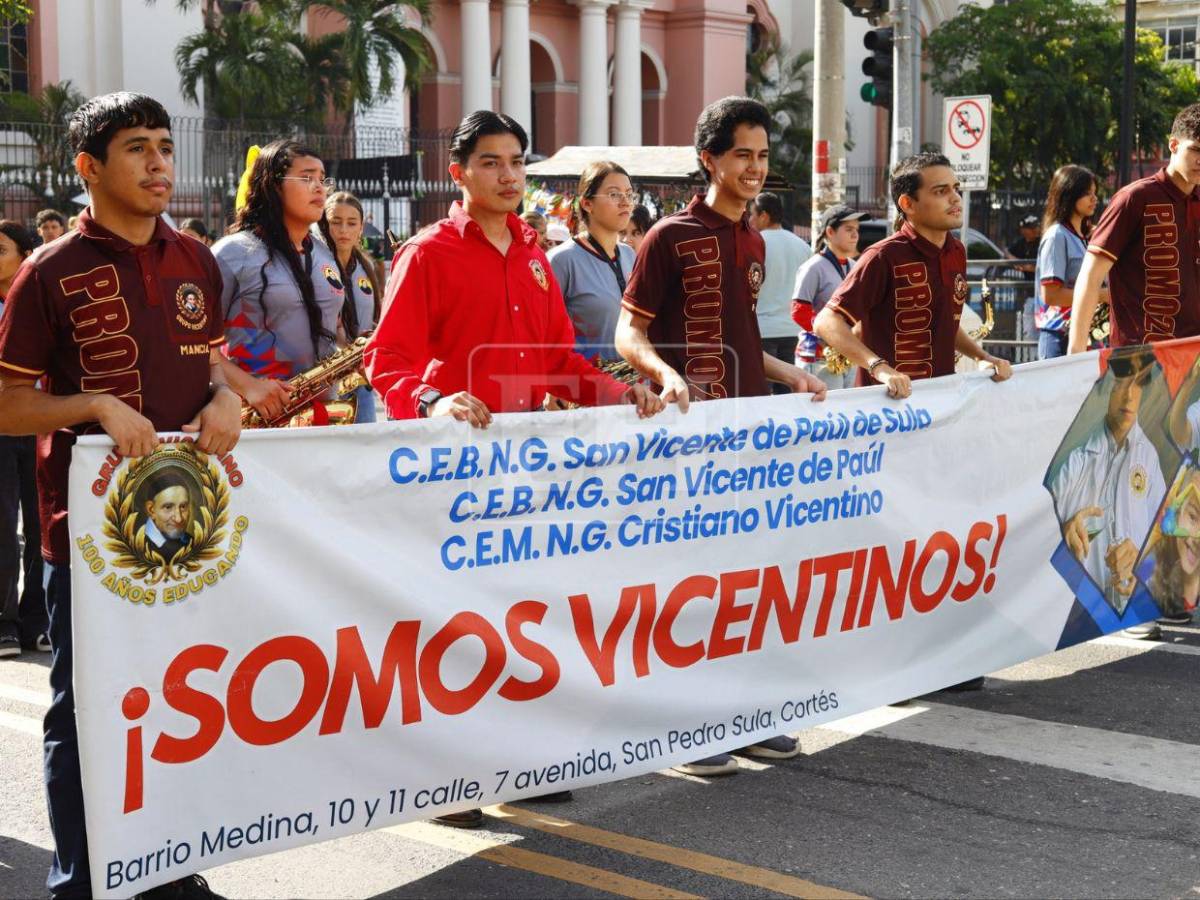 Con bandas y pancartas, estudiantes desfilan en SPS por el Día de la Alfabetización