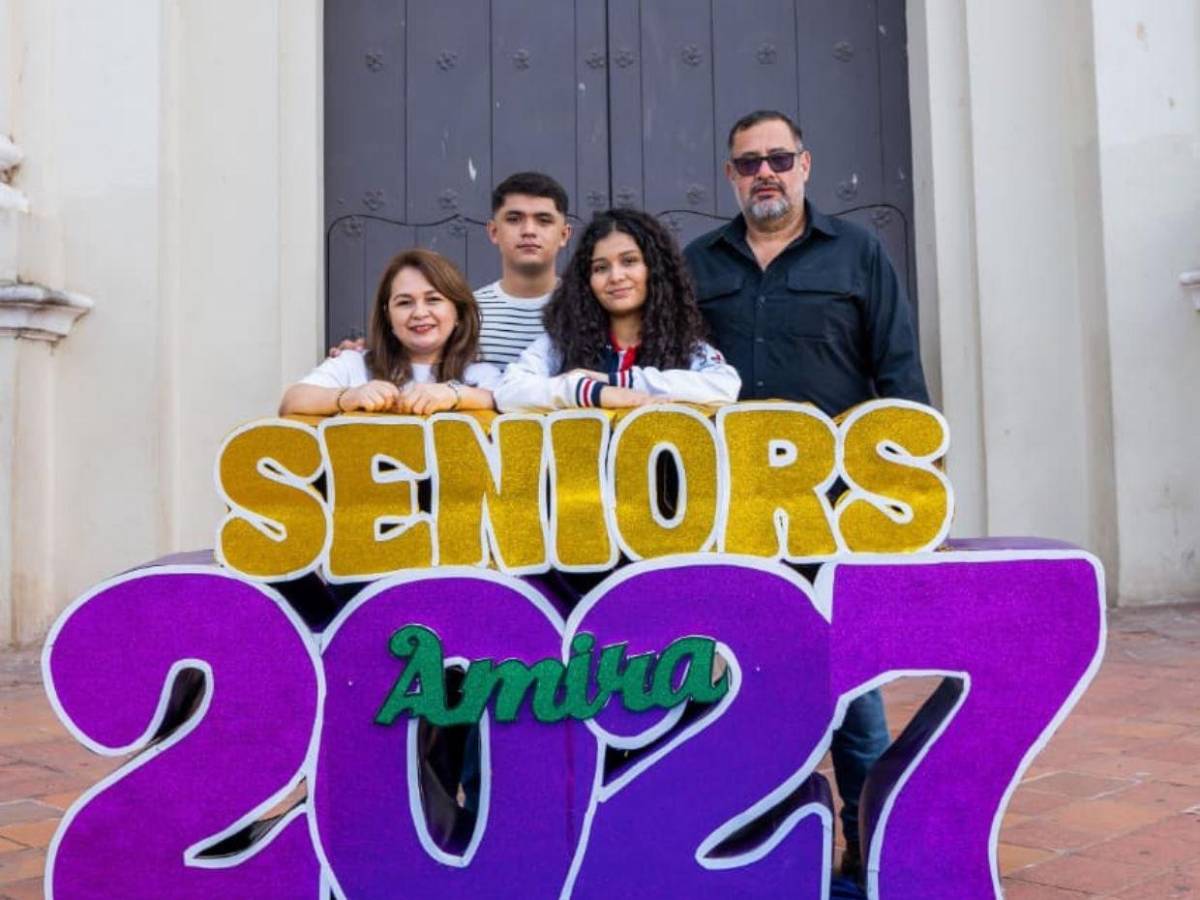 Al ritmo de carnaval, seniors de Escuela Bilingue Honduras hacen su entrada