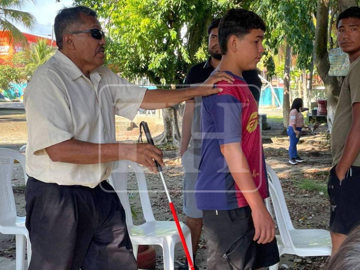 En silla de ruedas y bastones, personas de la tercera edad llegan a defender su voto