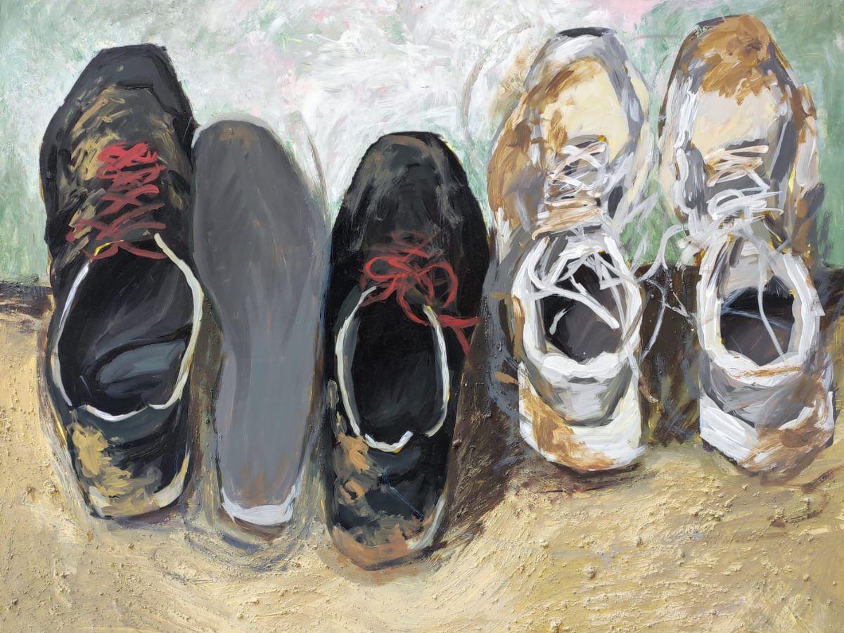 El símbolo de los zapatos es un elemento bastante común en la iconografía del migrante, pero rescato la magistral ejecución pictórica que realza el sentimiento de soledad y abandono.