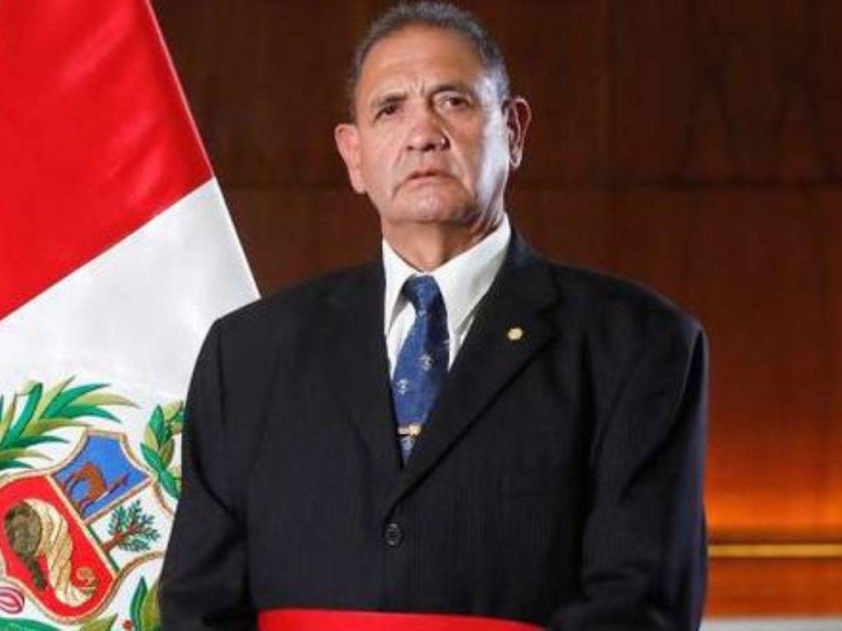 Investigan a ministro de Defensa de Perú por viajar con sus hijas en avión militar