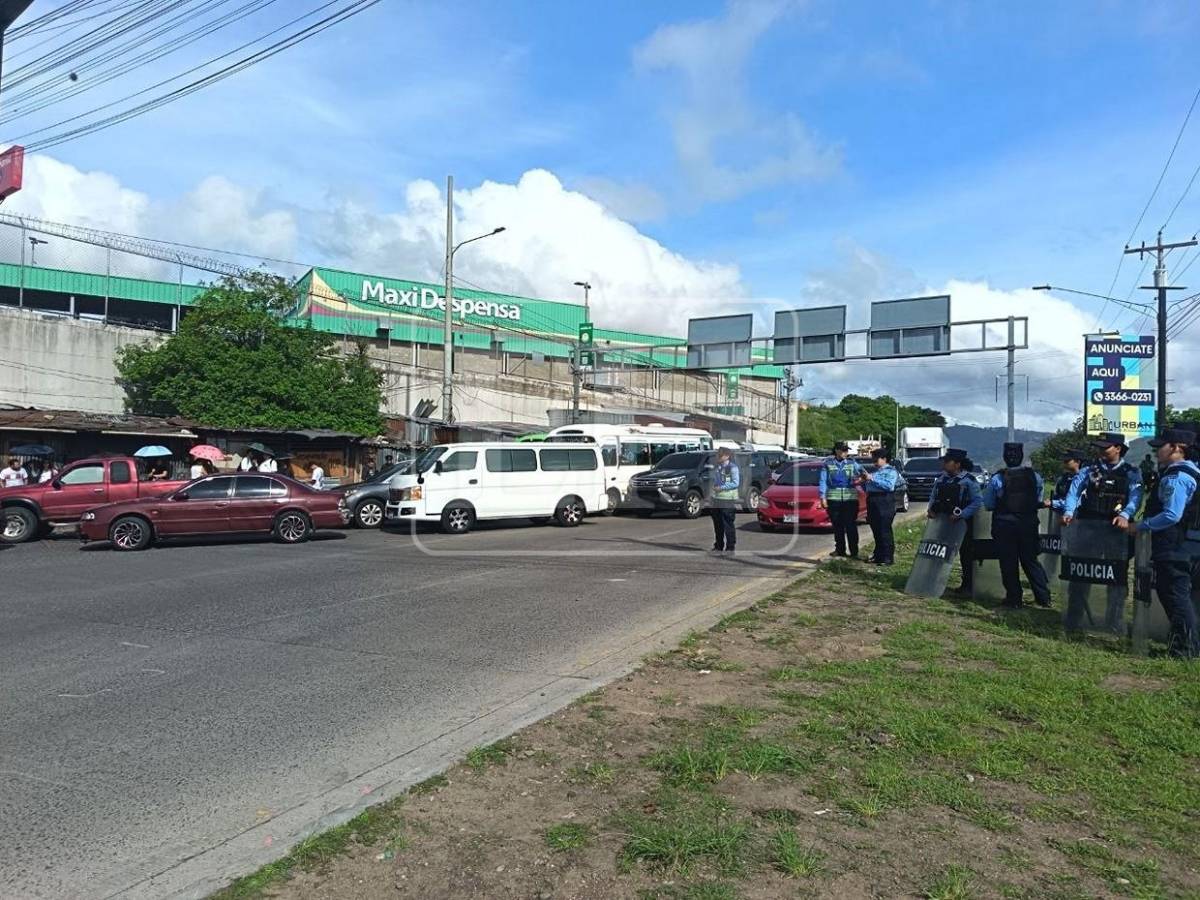 Caos vehicular en sector norte de anillo periférico por protesta de transportistas