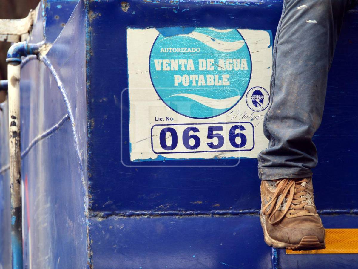 Capitalinos enfrenta escasez de agua pese a reparto con cisternas públicas