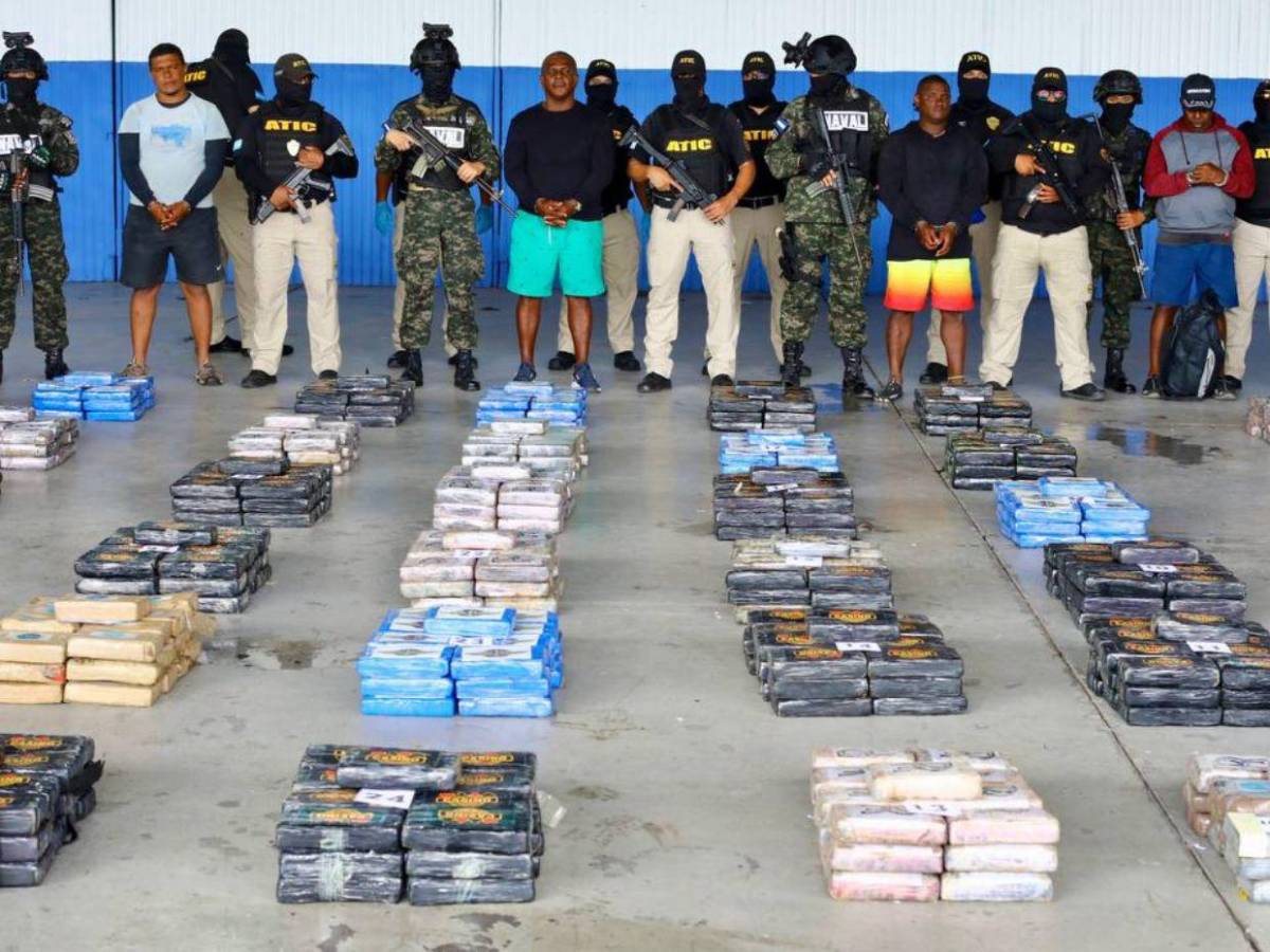 Rotulados con “NASA”, “CASINO” y “R”: así identificaron 899 kilos de droga en una embarcación pesquera