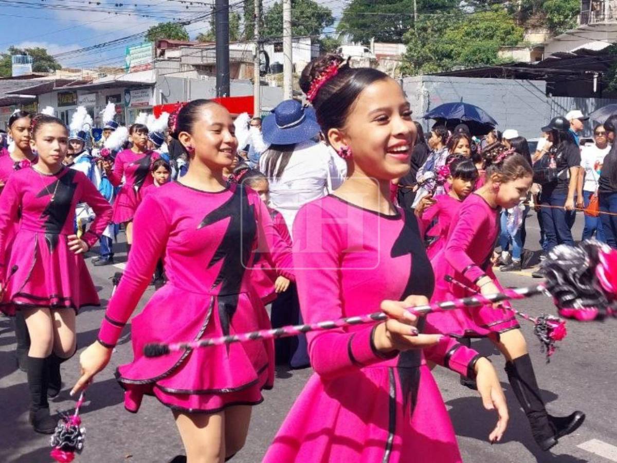 Bandas y palillonas engalanan los desfiles escolares en Tegucigalpa