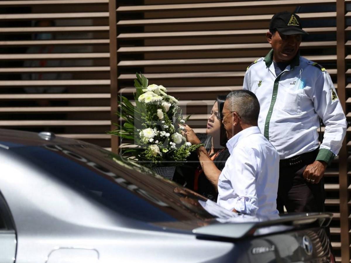 Entre flores y abrazos: familiares y amigos despiden a Javier Deras, su esposa y su madre