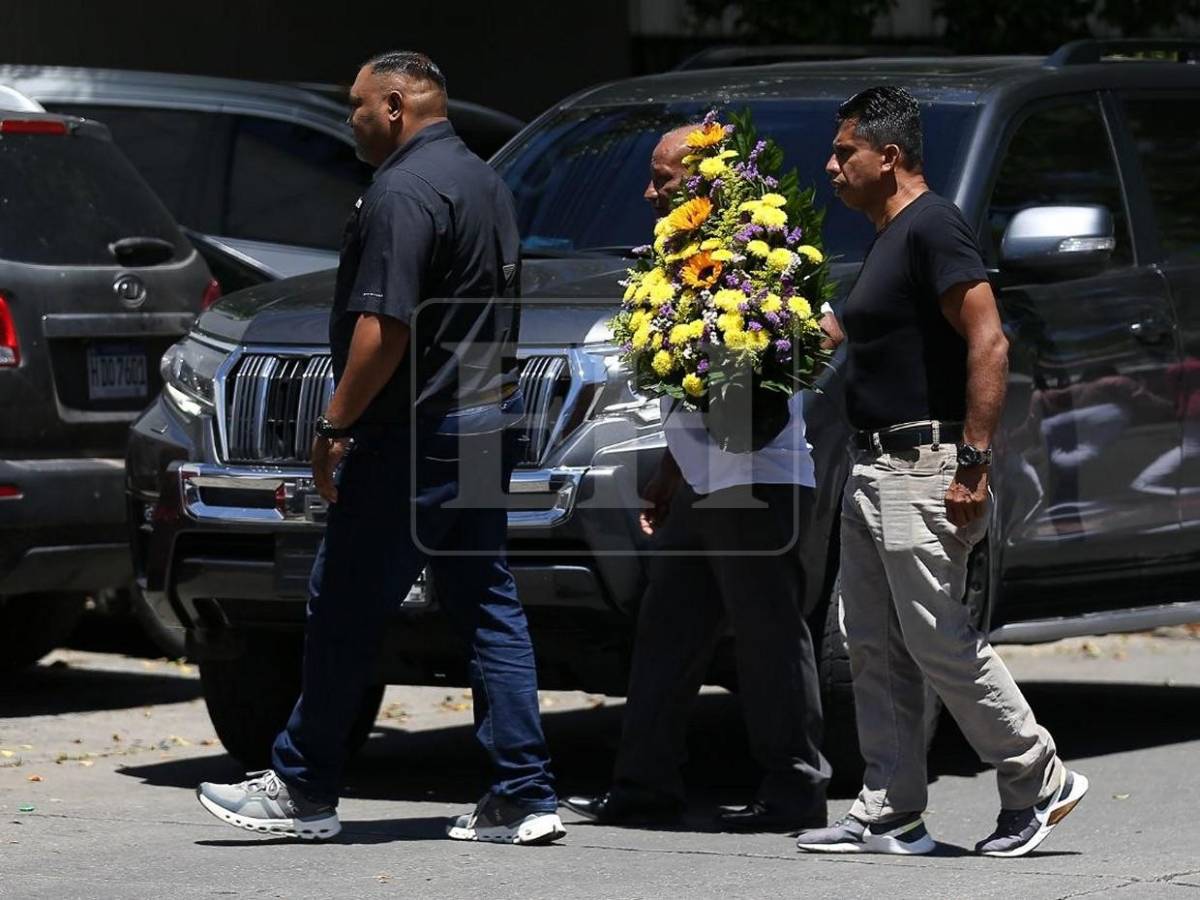 Entre flores y abrazos: familiares y amigos despiden a Javier Deras, su esposa y su madre