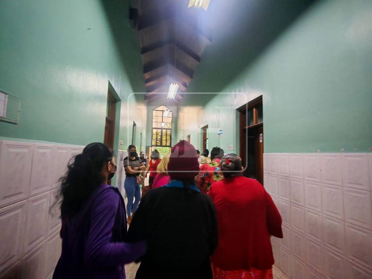 Abarrotada lucen salas del Hospital El Toráx por infecciones respiratorias