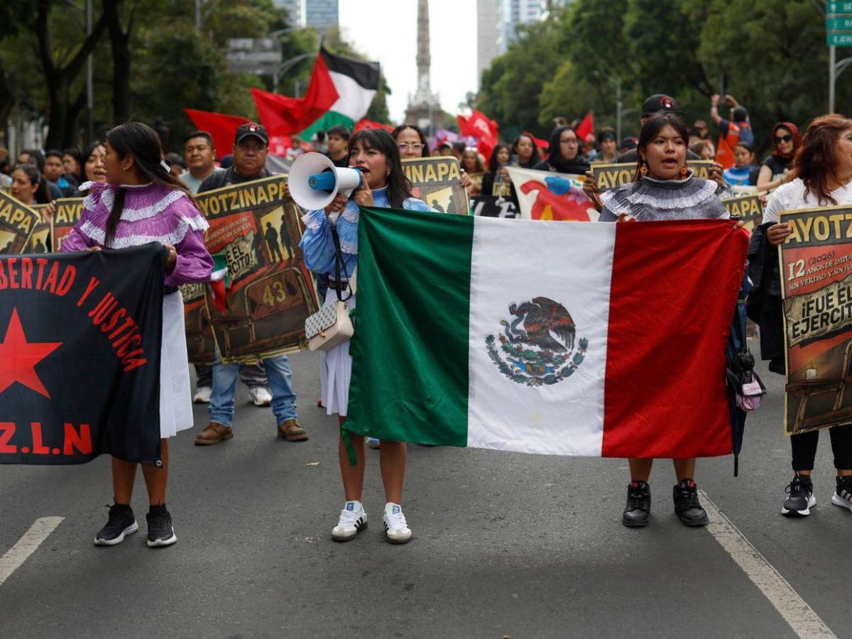 Familias de los 43 de Ayotzinapa marchan en México a 12 años de su desaparición