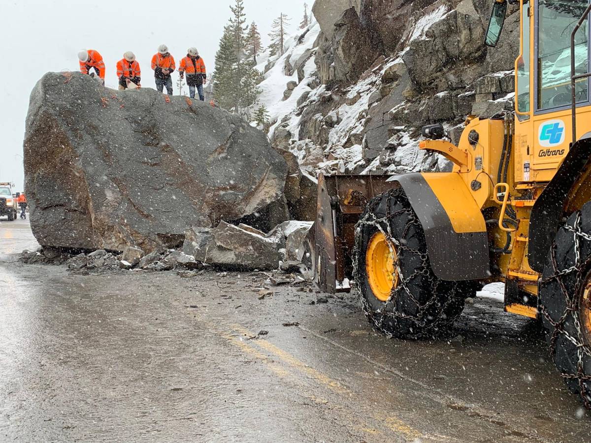 Detonan gigantesca roca que obstruía carretera en zona montañosa de California