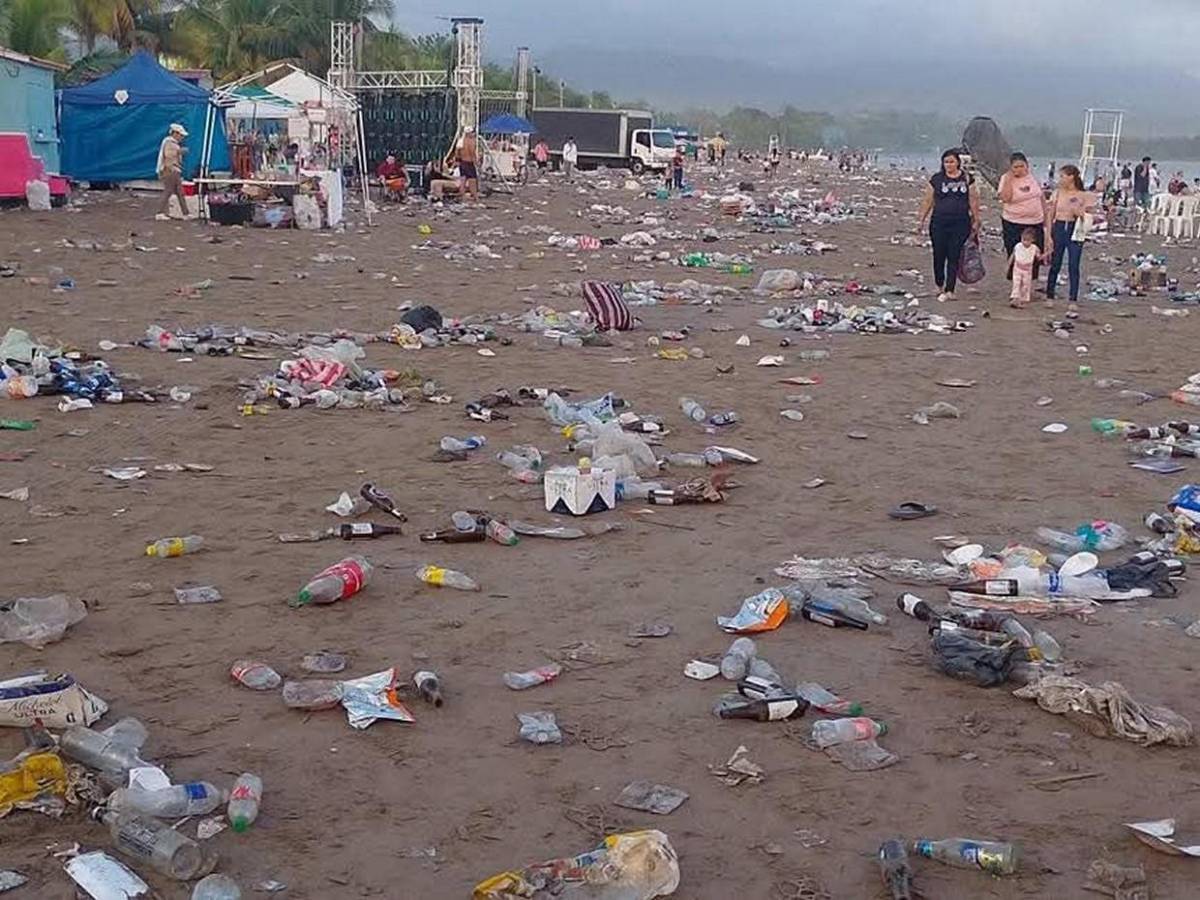 Como basurero: así amaneció la playa El Porvenir, en Puerto Cortés