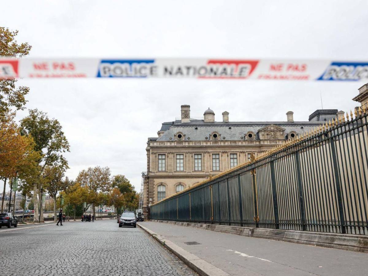 Cuatro ladrones y siete minutos: Lo que se sabe del robo de joyas de la corona francesa en el Louvre