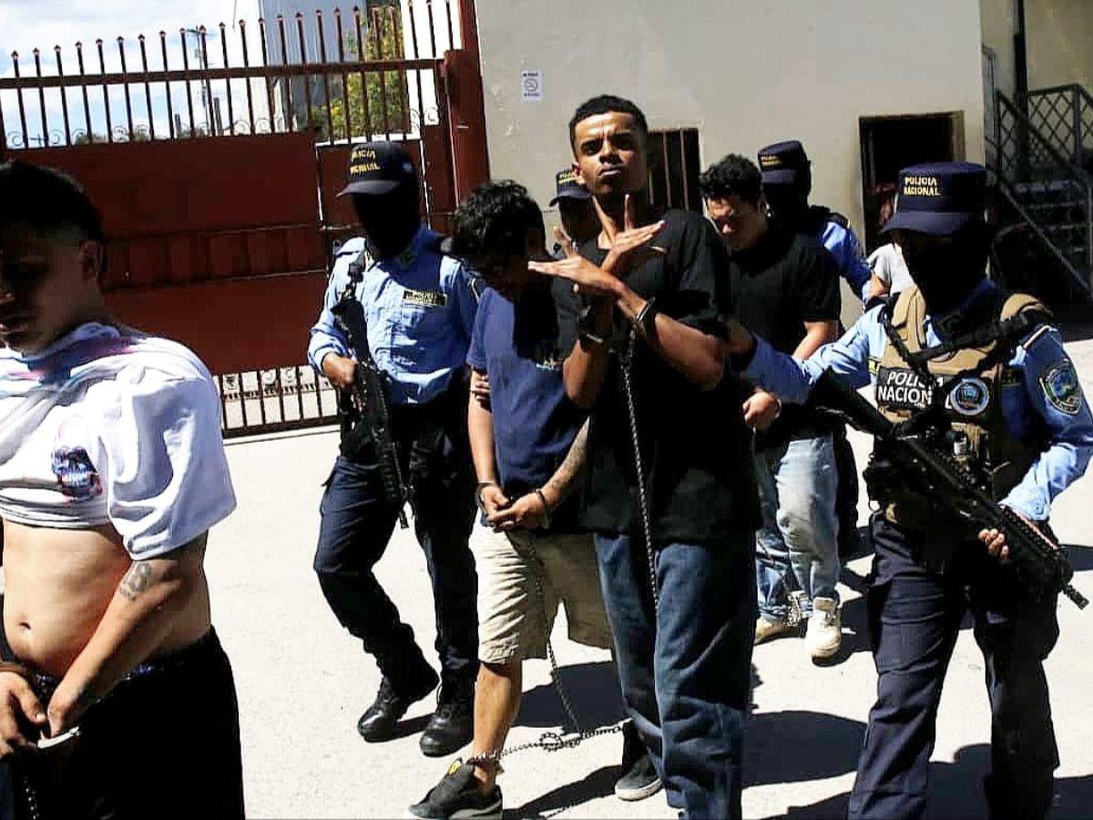 Con tatuajes en rostro, cabeza y pecho: ellos son los ocho pandilleros de la 18 capturados