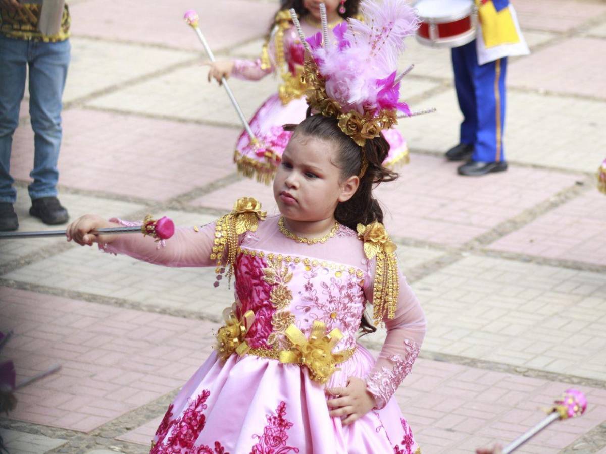 Hondureños celebran con fervor cívico los 204 años de independencia en todo el país