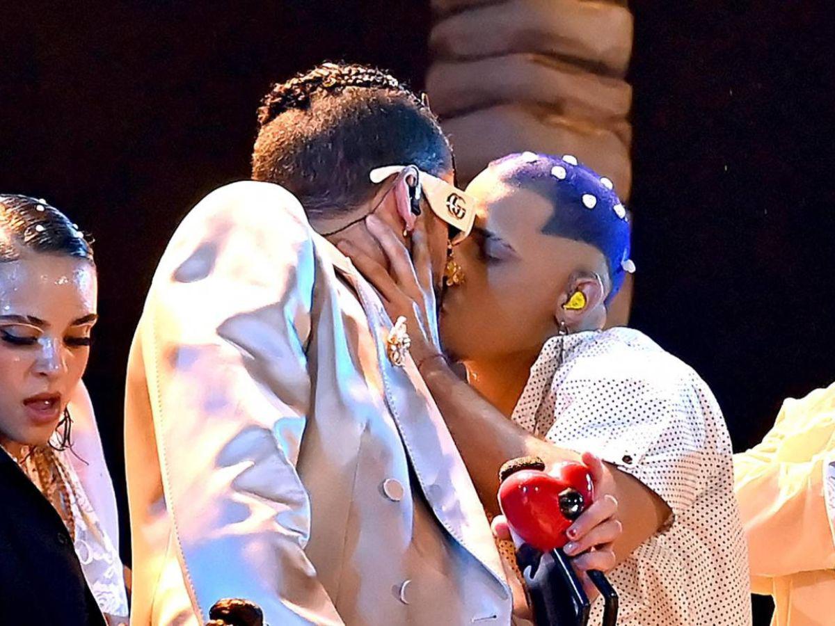 Momento en que besó a un bailarín durante los premios MTV.
