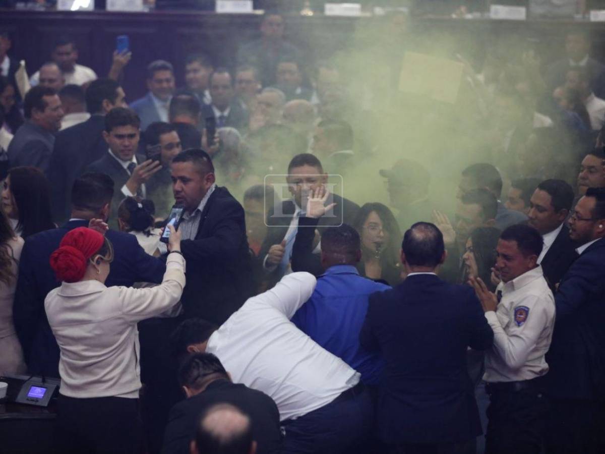 Caídas, empujones y humo: así se vivió aprobación de denuncia para juicio político a Johel Zelaya