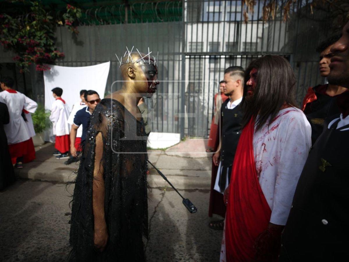 Así representaron a Jesús y a Satanás en el viacrucis de la iglesia El Calvario