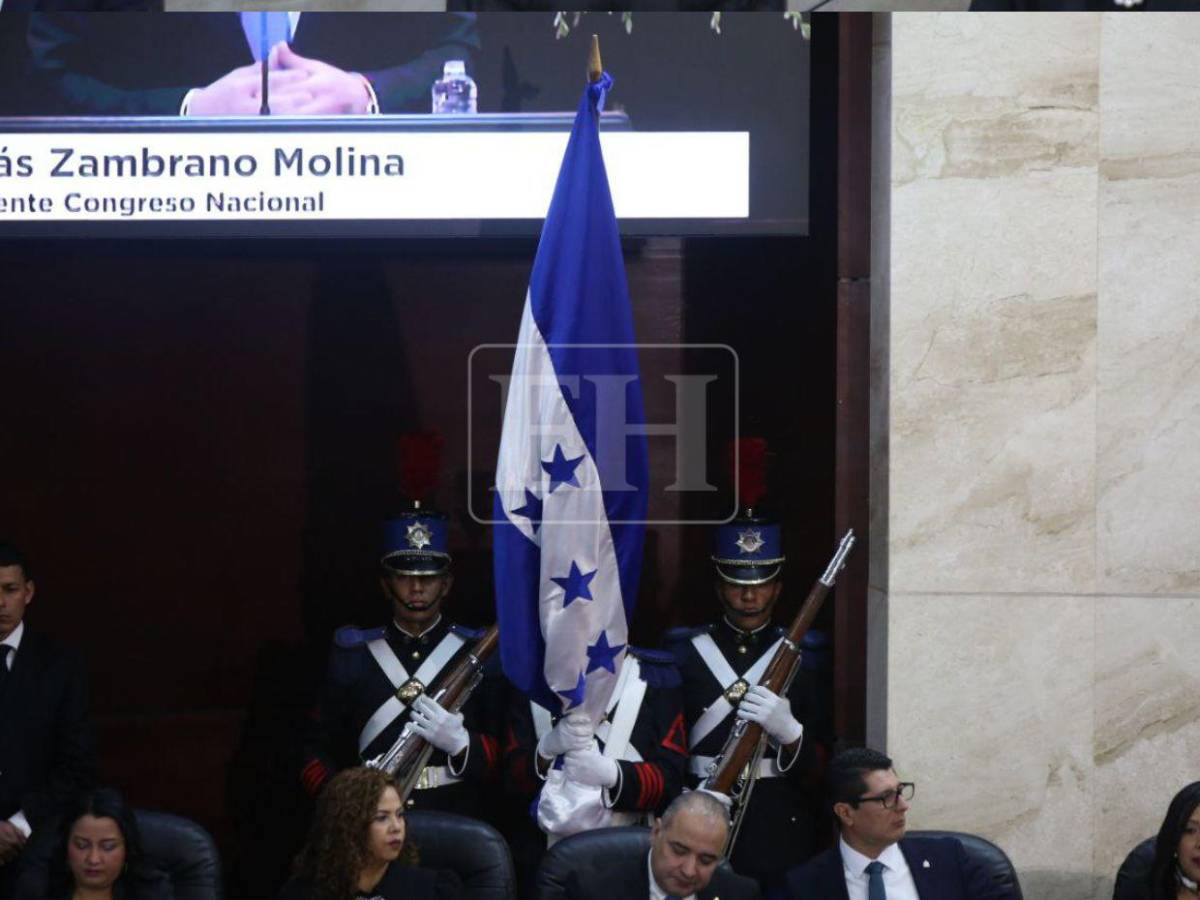 ¿Qué significa la bandera blanca junto a la de Honduras en la parte frontal del Congreso?