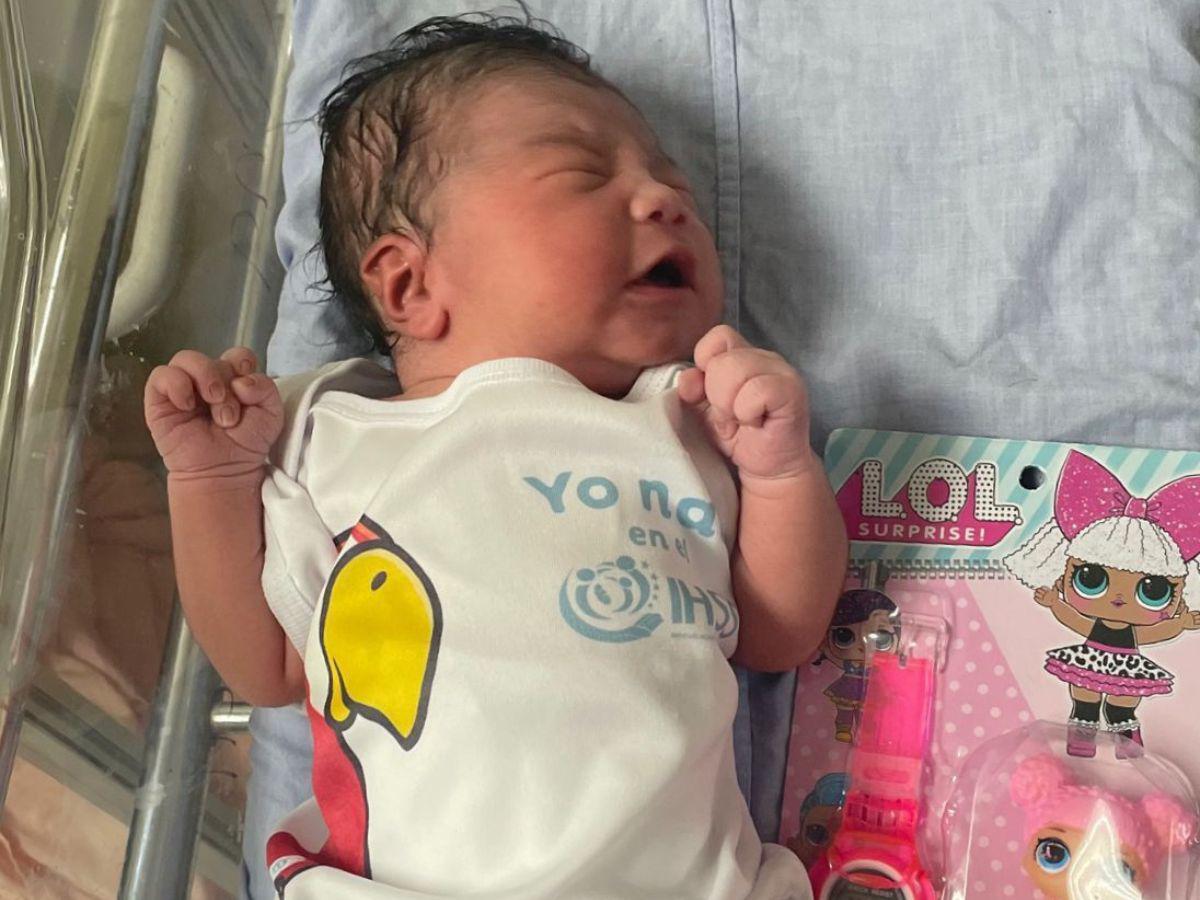 La alegría se desbordó entre los familiares que recibieron con emoción a la recién llegada.