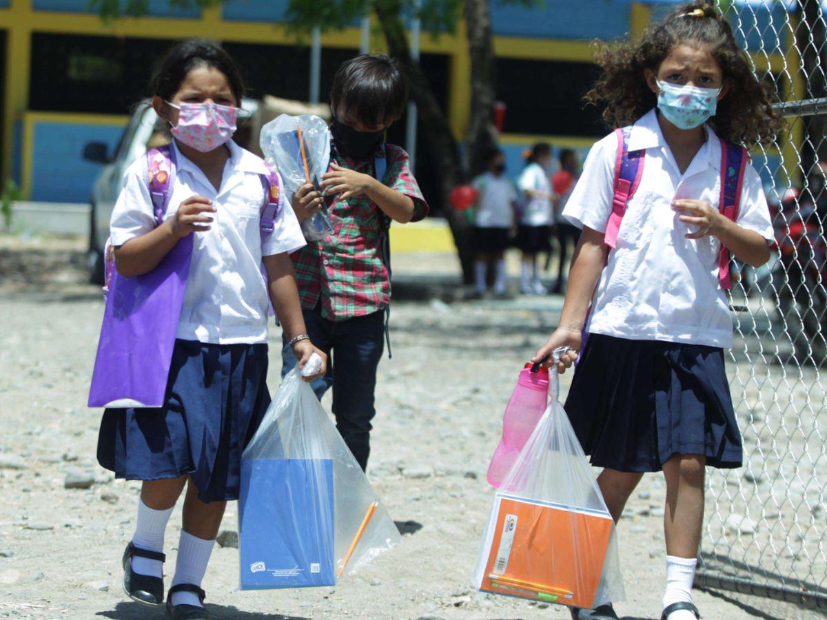 Al sur del país, en el cálido municipio de Nacaome, Valle, los pequeños escolares también recibieron su kit educativo.