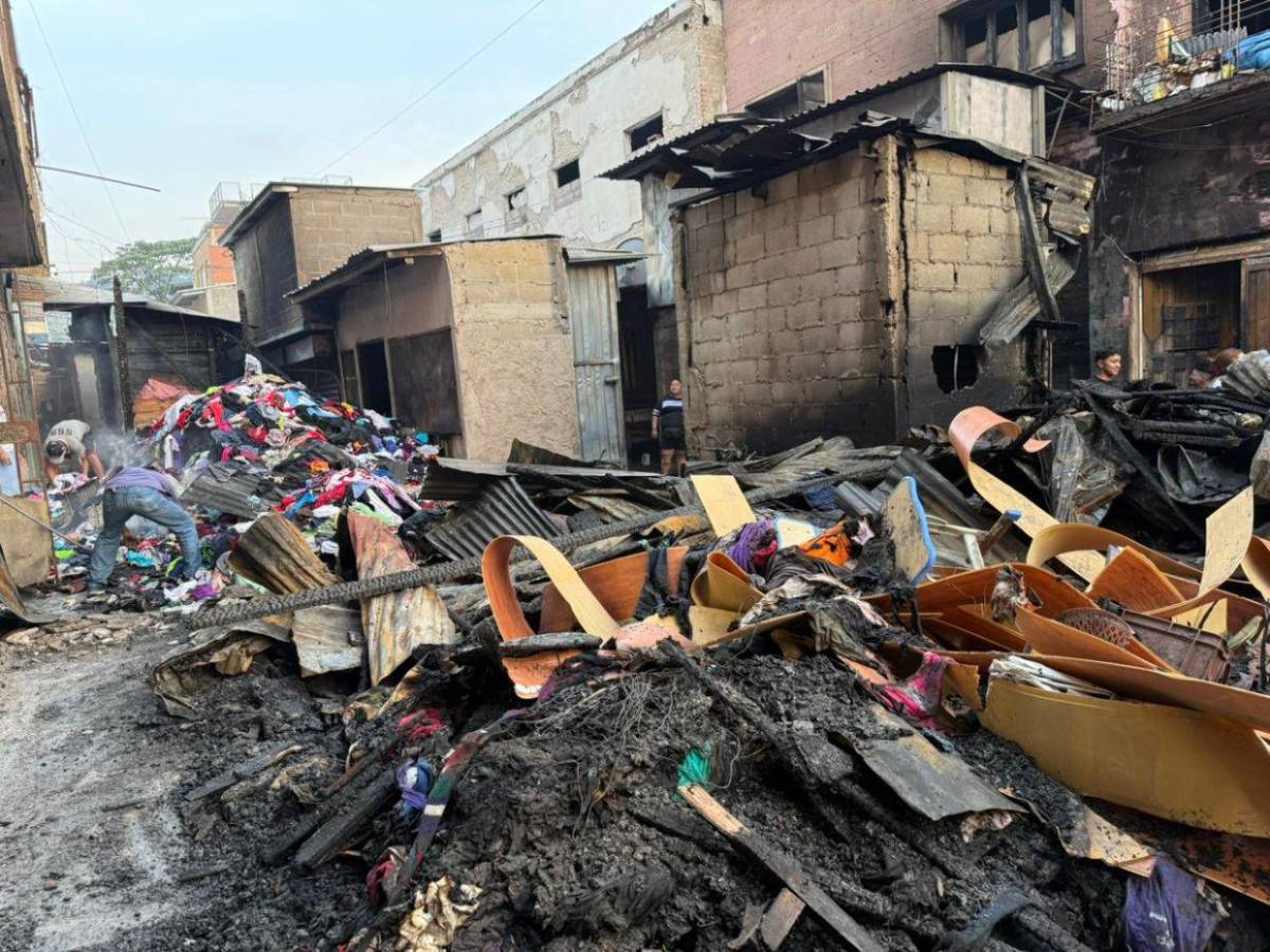 Bajo escombros quedan años de esfuerzo de vendedores tras incendio en el mercado Galindo