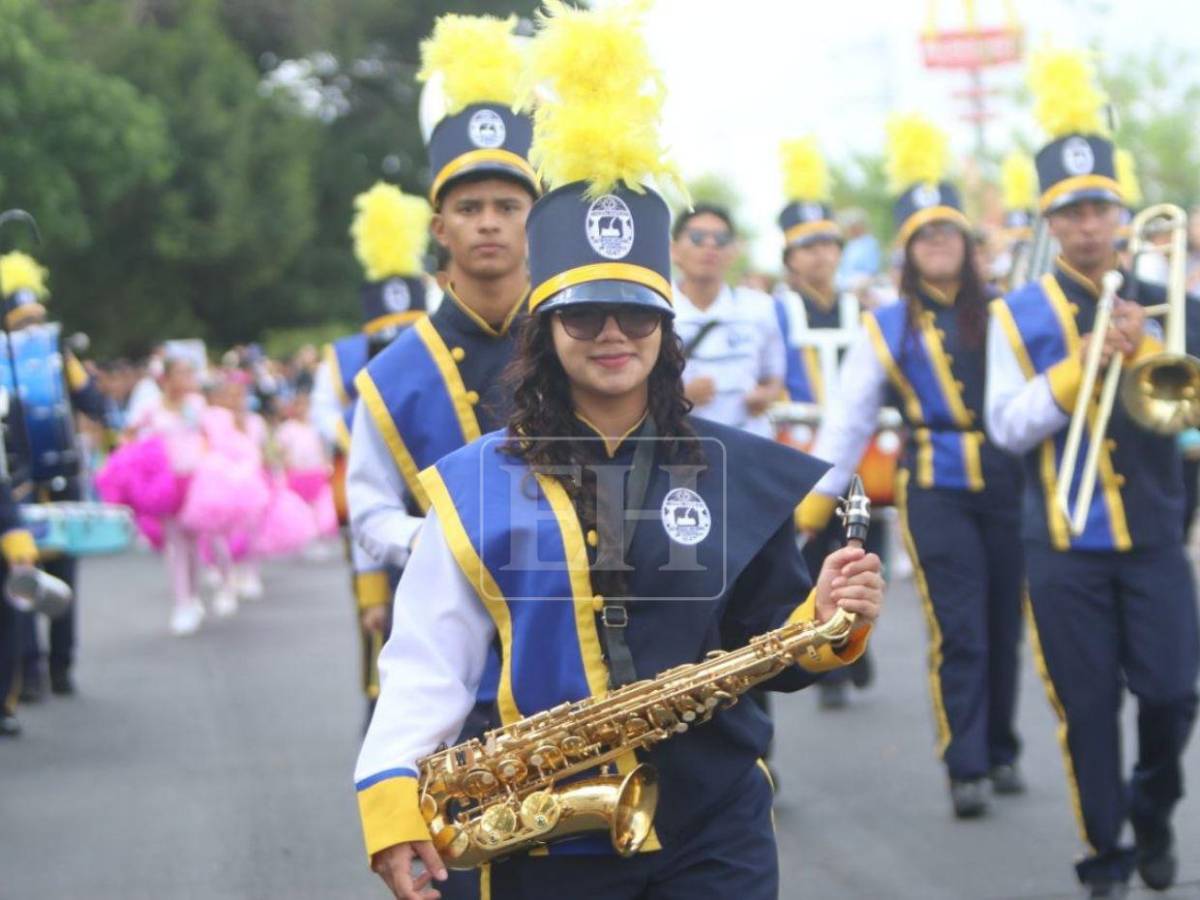 Música, color y ritmo: así se viven los desfiles escolares este domingo en la capital