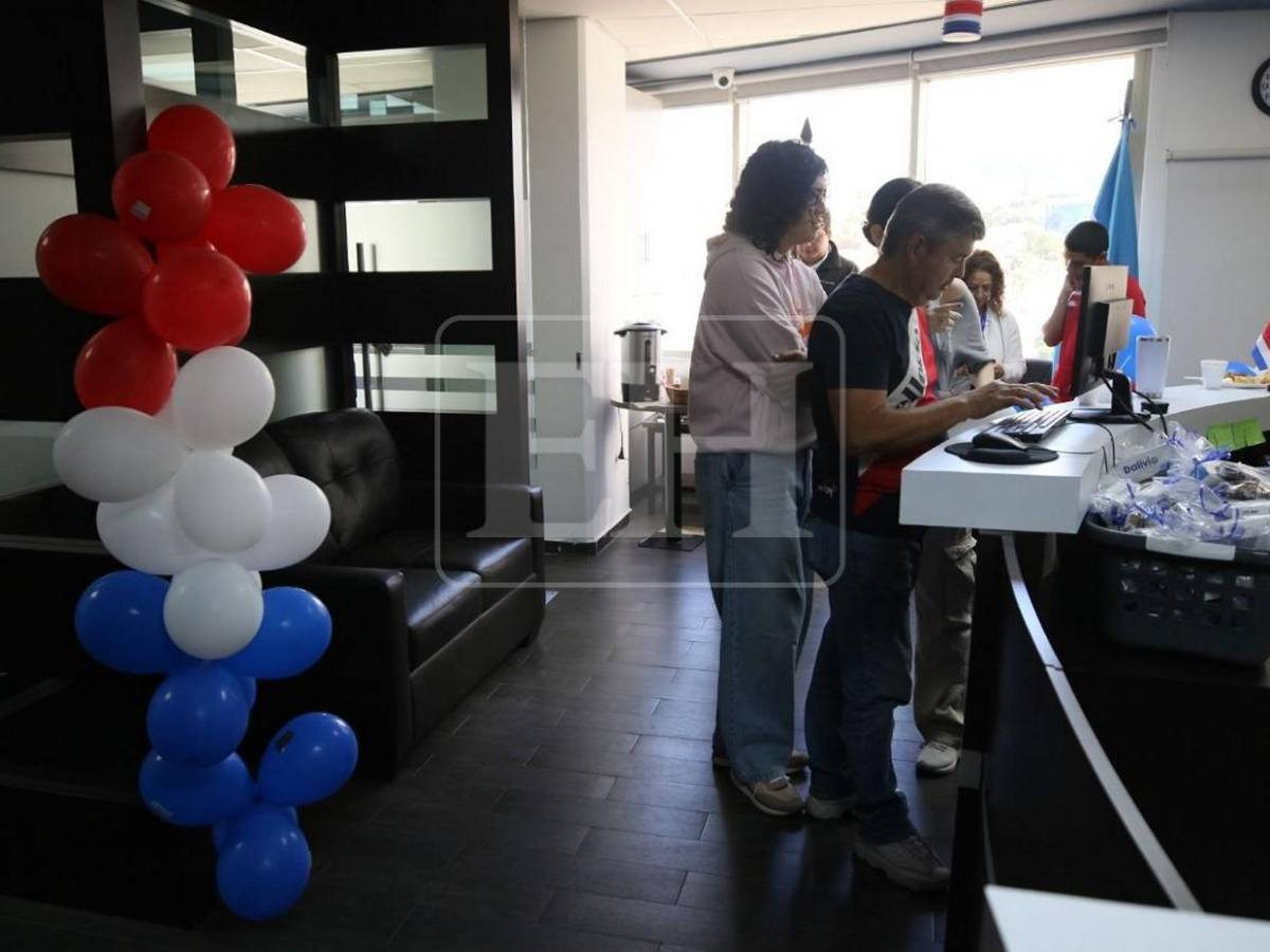 Costarricenses en Tegucigalpa votan para elegir presidente y diputados de su país