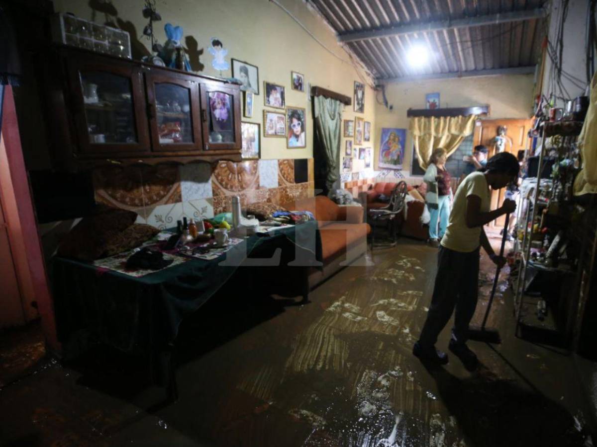 Pobladores de la colonia 1 de Diciembre en el DC y su calvario tras inundarse sus casas