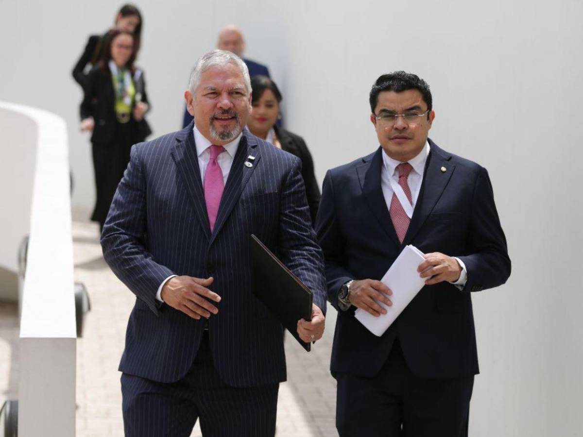 Políticos y exfuncionarios con pasaporte diplomático en Honduras